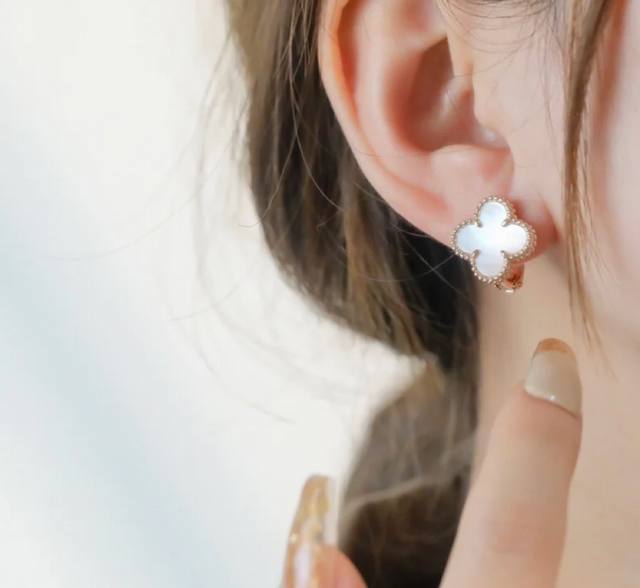 V gold plated Vca high-end white mother-of-pearl four-leaf clover earrings, mark