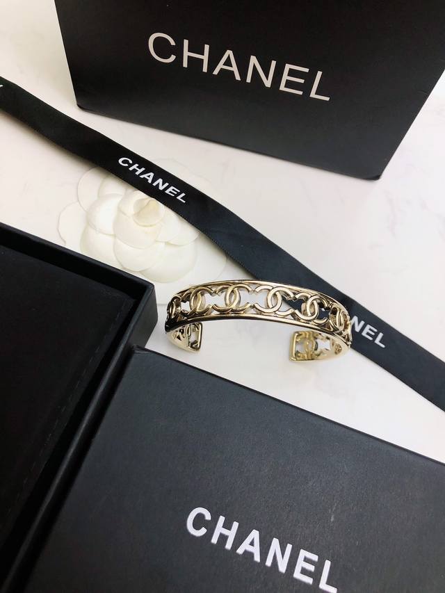 Chanel's new bracelet has a simple design and prominent outline. It is hollowed