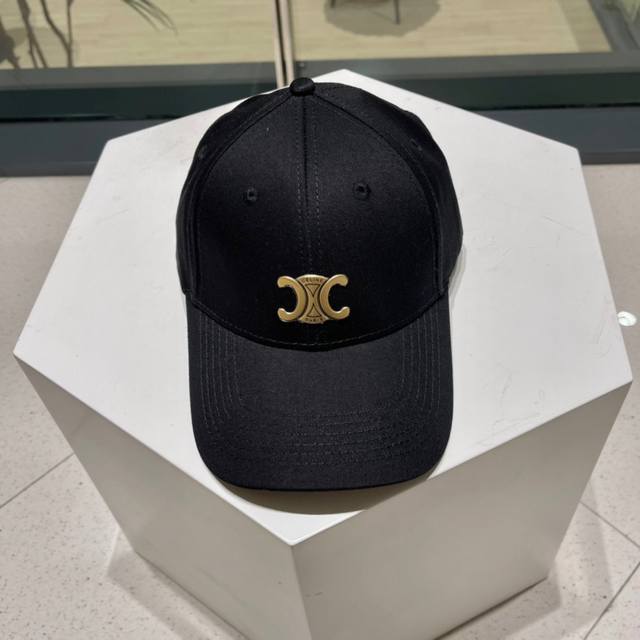 Celine official website purchasing version. The latest baseball caps that celeb