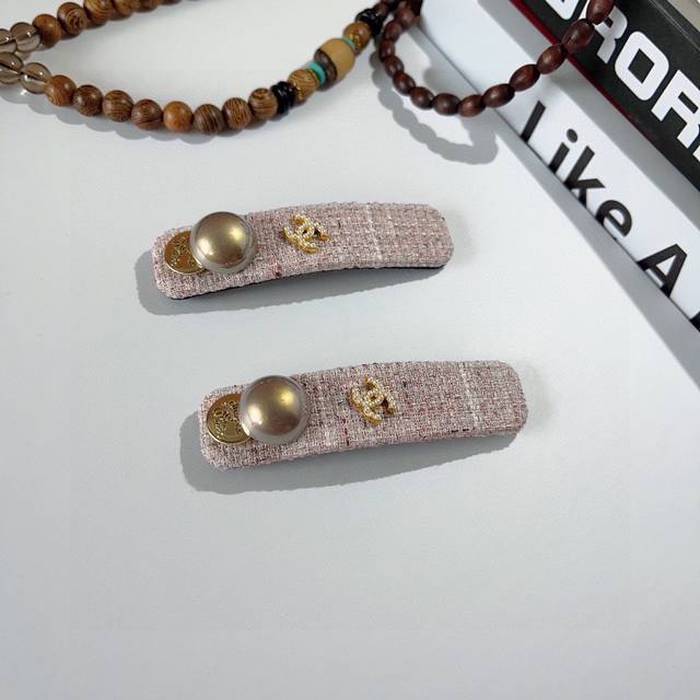 comes with a pair of Chanel's new Chanel-style pearl Bb clips, classic letter l