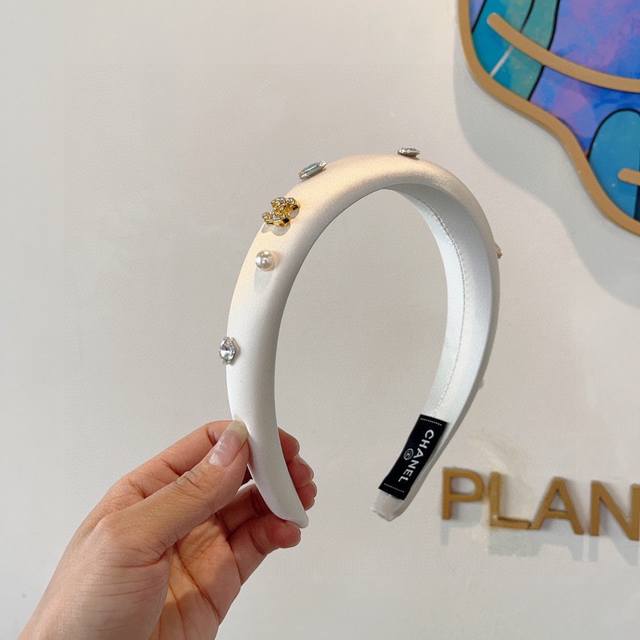 with packaging Chanel's new Chanel headband, French retro satin headband with d
