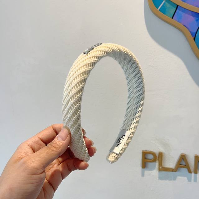 with packaging Celine's new Korean version of a fresh, letter-shaped wool headb