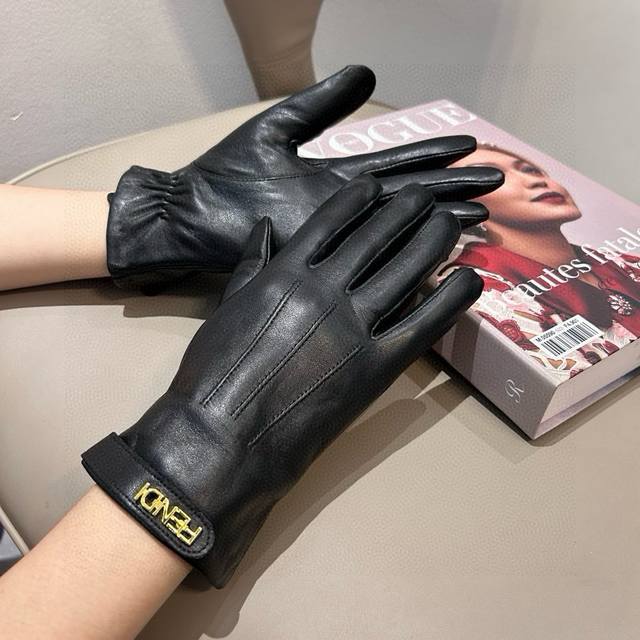 Fendi 2025 Autumn/Winter sheepskin gloves for mobile phones, worth comparing the