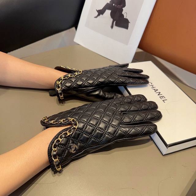 Chanel large double C chain autumn and winter motorcycle gloves are beautiful a