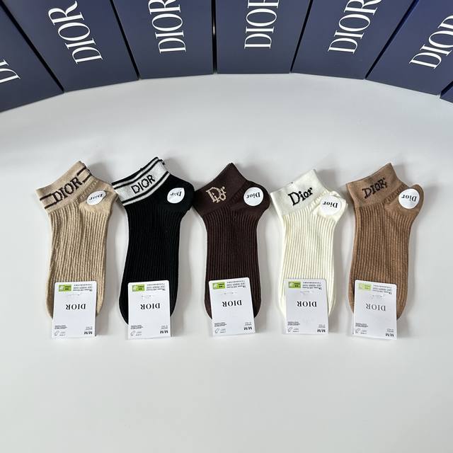 Special counter packaging Dior's new mid-length socks, stacked socks! Five pairs