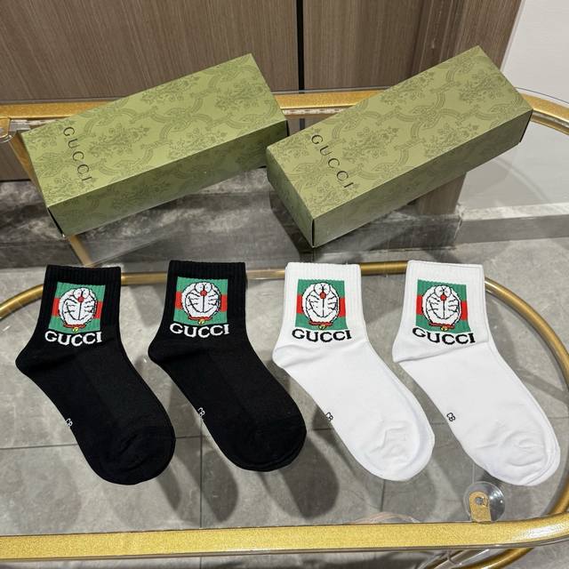 Delivery packaging: one box of four pairs of Gucci's new men's and women's mid-
