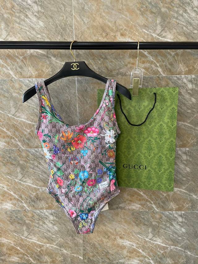 Gucci one-piece swimsuit is suitable for a variety of occasions.