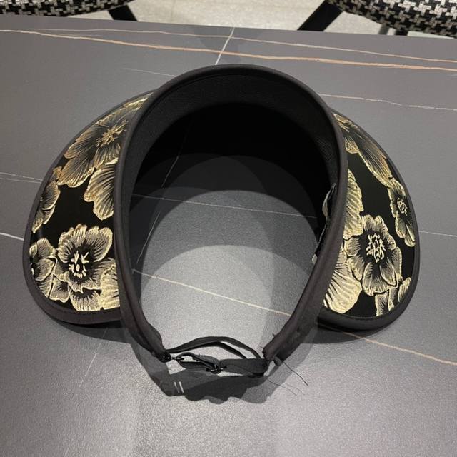 Balenciaga 2025 new hollow top hat with graphic design, the style is perfect! bl
