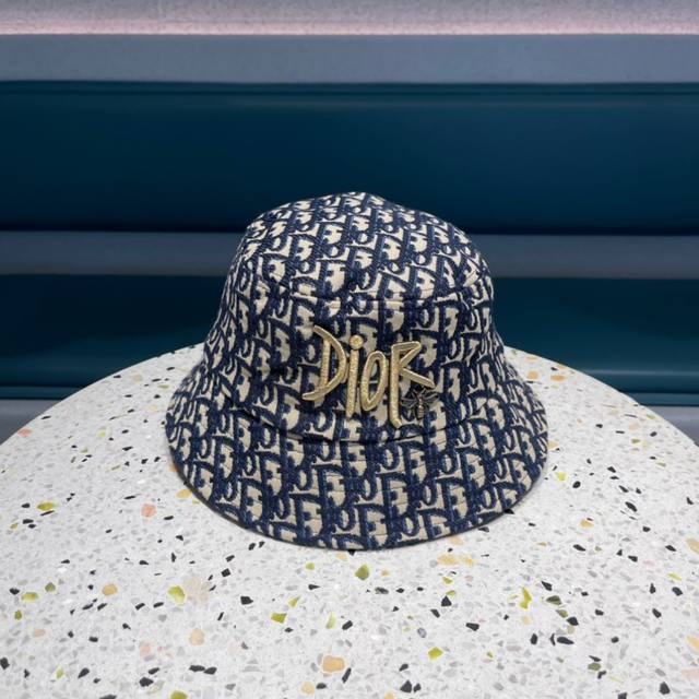 Dior's new simple bucket hat is hot selling, and it looks great with any combina
