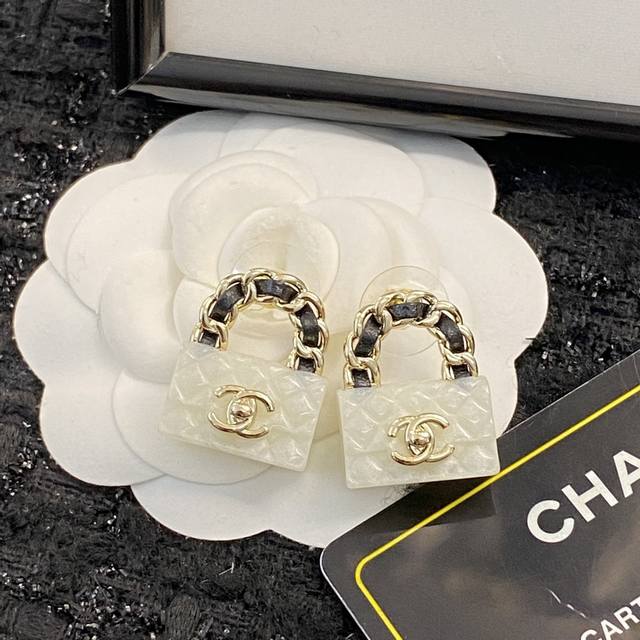 Chanel's hot-selling earrings are now available! leather chain retro lock earrin