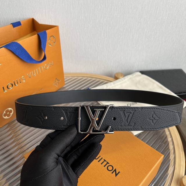 LV men's belt, a small piece that enhances your wardrobe. DDD. Width: 3.5cm. One