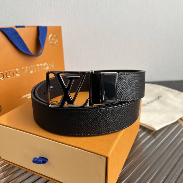 LV men's belt, a small piece that enhances your wardrobe. 3.5cm wide. Made of do