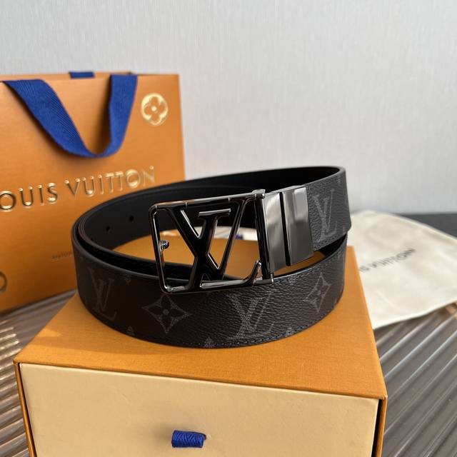 LV men's belt, a small piece that enhances your wardrobe, is 3.5cm wide. One sid