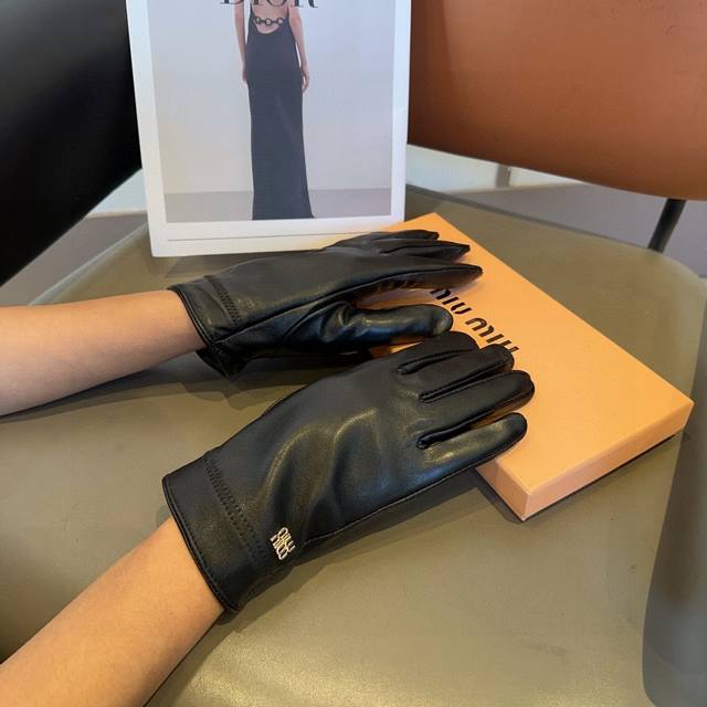 Miumiu gloves, fashionable gloves, warm and velvet lining for autumn and winter,