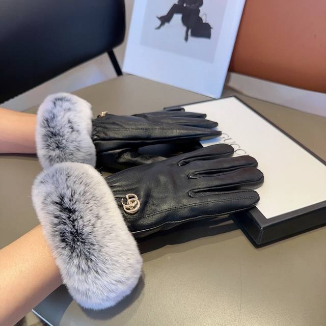 Gucci autumn and winter lazy rabbit fur touch screen gloves are a must-have item