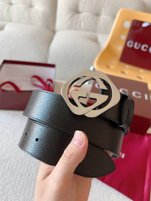 Gucci calfskin belt, heat-pressed to achieve a peccary effect and a textured loo