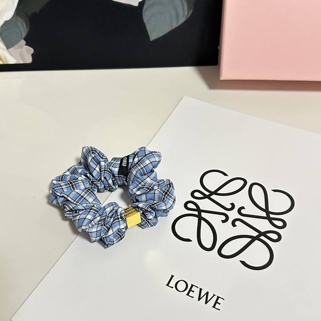 Special packaging Miumiu Miu Miu classic hair band looks great on the head or ha