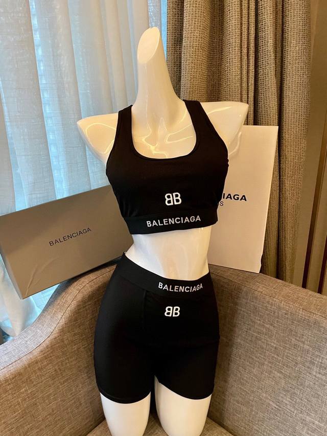 Balenciaga two-piece swimsuit is suitable for a variety of scenarios. It can be