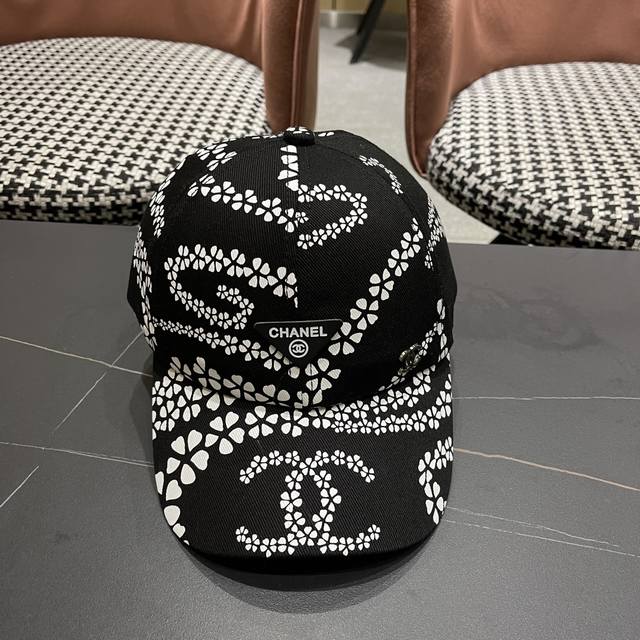 Chanel new distressed denim double C baseball cap fashionable casual design runn
