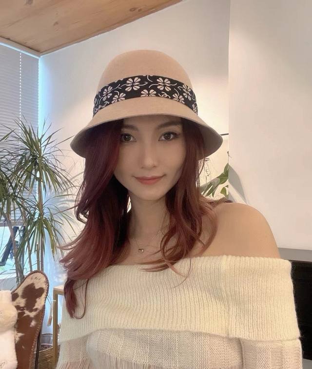 Chanel wool bucket hat DDD