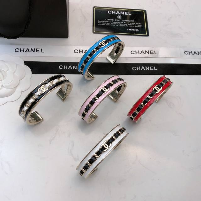 Chanel's trendy bracelet, which has been asked about 800 times, is absolutely am