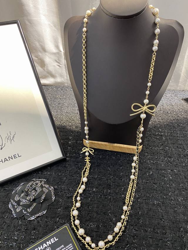 Chanet's hot-selling necklace is now available. The bow is paired with a gentle
