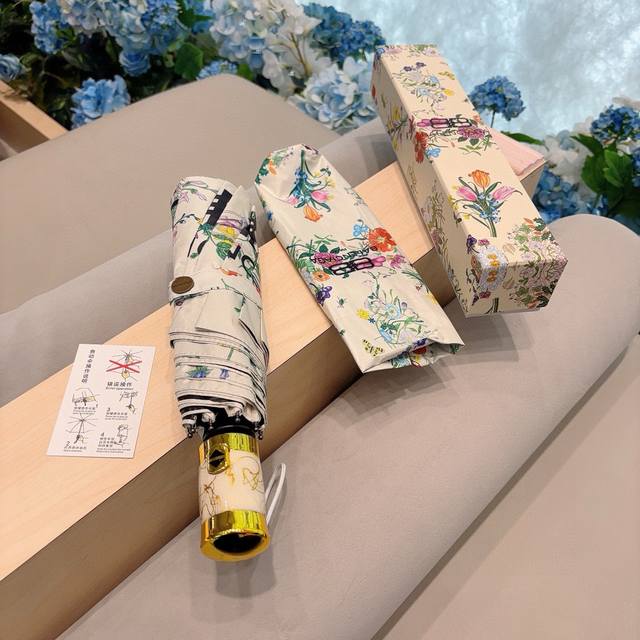 Balenciaga's new tri-fold automatic folding umbrella is now available! A refres