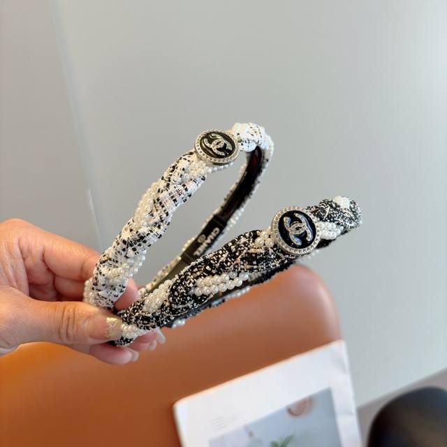 with packaging Chanel Chanel new pearl small fragrance headband, retro headband