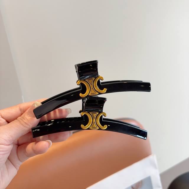 with packaging Celine Celine's new fashion clip hairpin, a must-have item for g