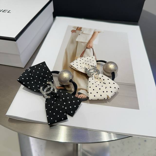 comes with a box Chanel's latest small shampoo polka dot hair band, simple and