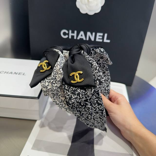 with packaging boxChanel Chanel's latest small floral headband, simple and prac