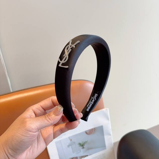 With packagingYves Saint Laurent's new trendy high-end satin headband, smooth sp