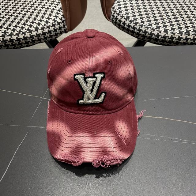 Lv Louis Vuitton baseball cap is lightweight and breathable. Perfect fit, precis