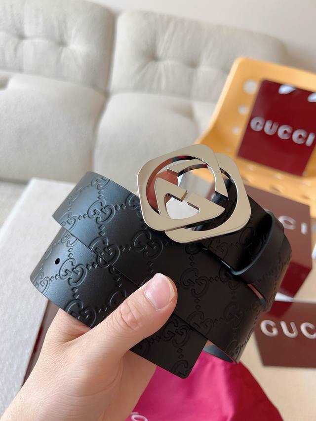 Gucci casual and stylish belt, featuring a redesigned Double G square buckle. Cr