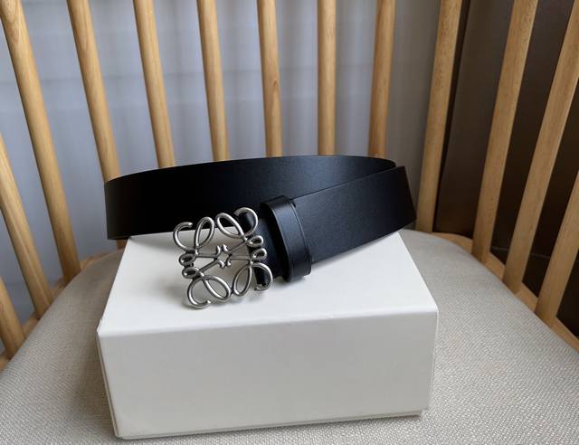 Loewe's latest belt from the Loewe store. Made of smooth cowhide leather, it fea