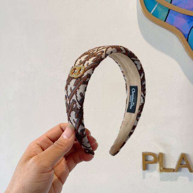 with packaging Dior's popular new classic D letter wide headband, counter quali