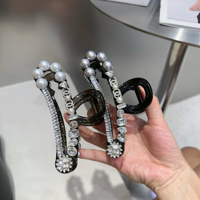 with packaging box Chanel Chanel's new small Chanel clip with sparkling small d