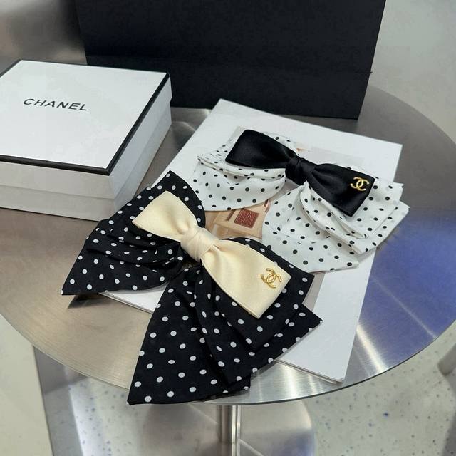 comes with a box Chanel's latest small polka dot spring hair clip, super beauti