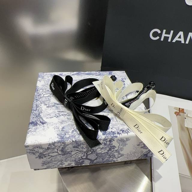 with boxDior's new CD ponytail clip, simple, practical and fashionable! A must-