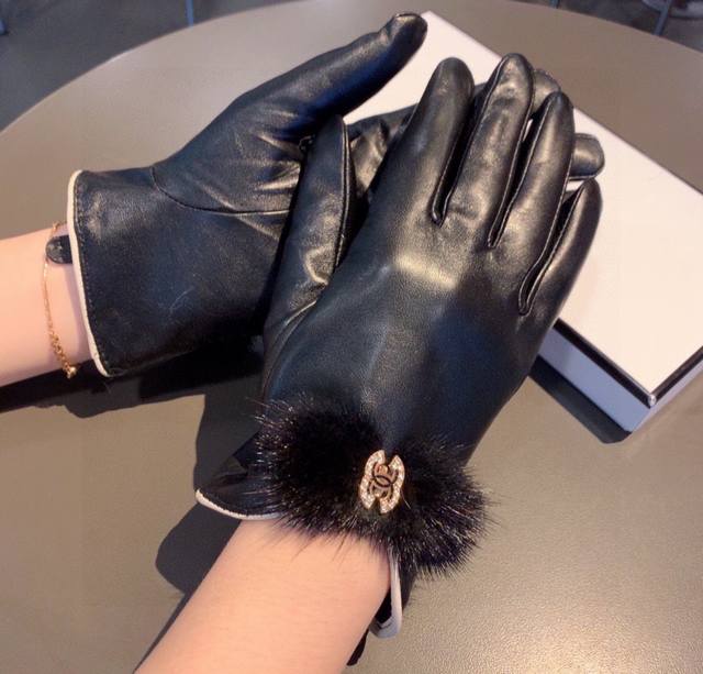 Chanel 2025 Fall/Winter Mink Fur Bow Sheepskin Gloves for Mobile Phone Touchscre