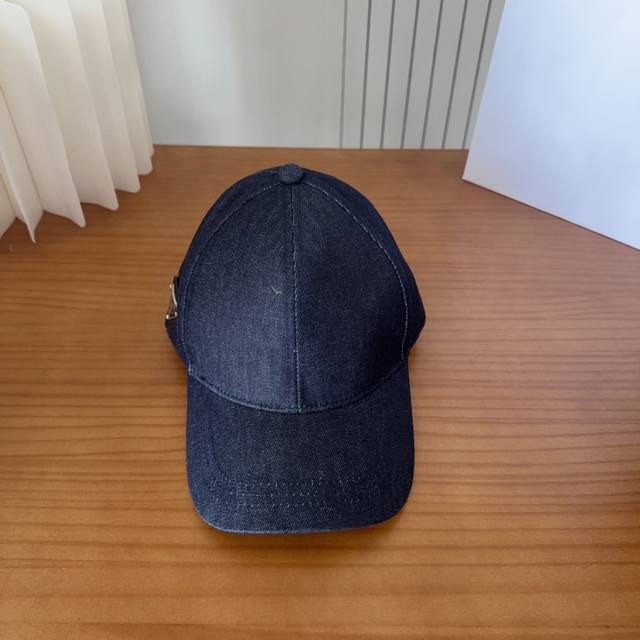 Prada embroidered letter baseball cap The design is very strong and refreshing T
