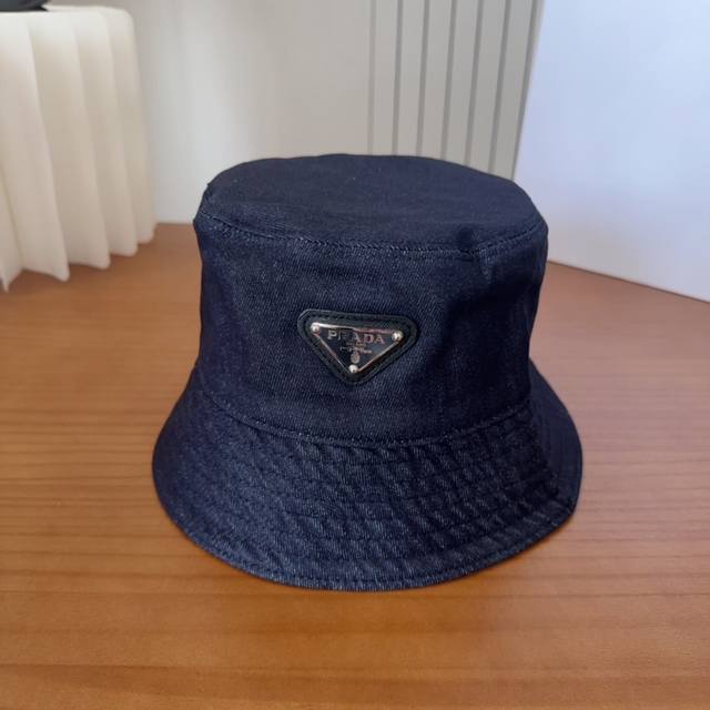 Prada letter bucket hat The design is very strong and refreshing The head shape