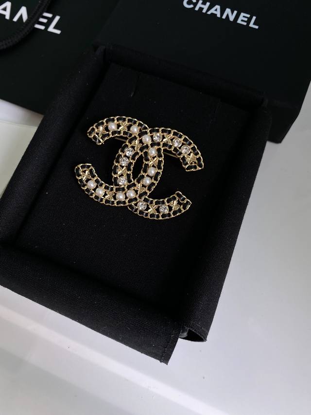 Brochure Xiao Chanel new brooch double C brooch, black leather hollow pearl broo