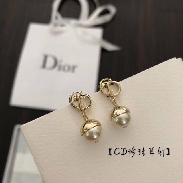 High-quality details As shown in the picture, the most classic CD pearl stud ea