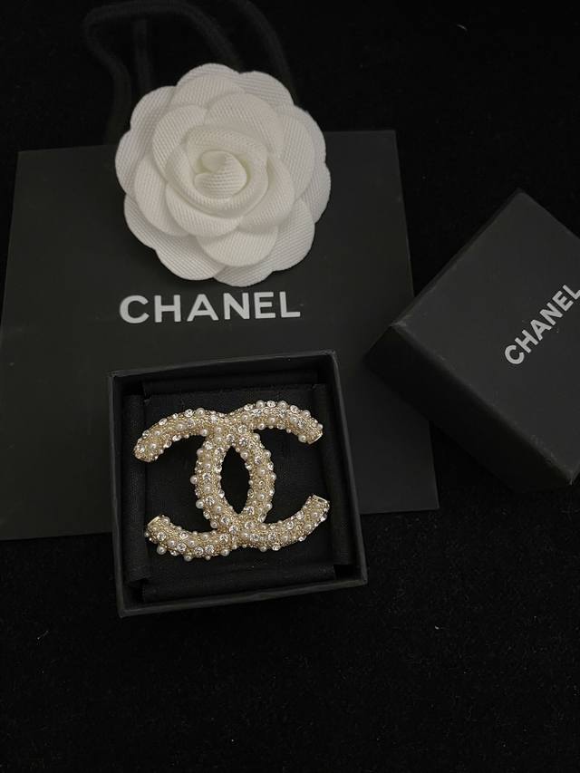 Details as shown in the picture: L Ch Nel brooch, a new and hot-selling series i