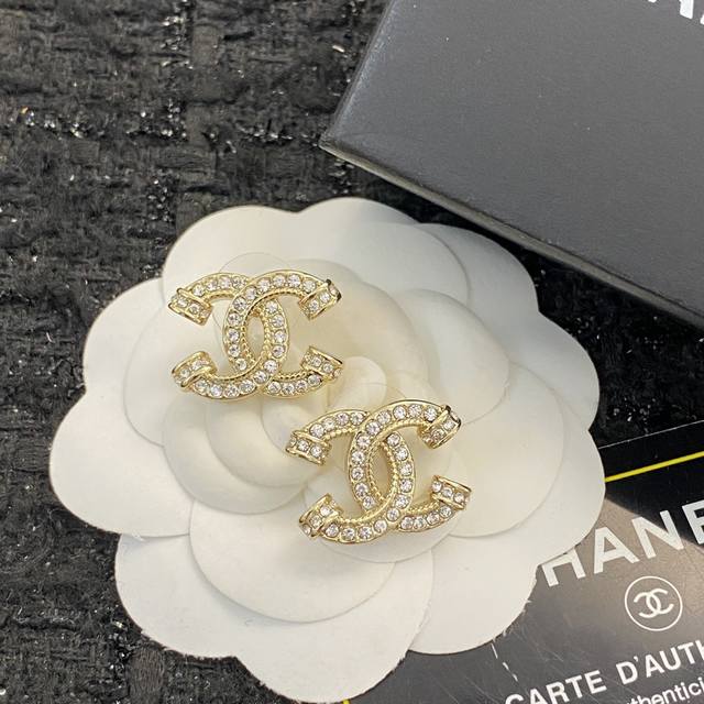 Chanel earrings hot-selling models are on sale now, and the counter is synchron