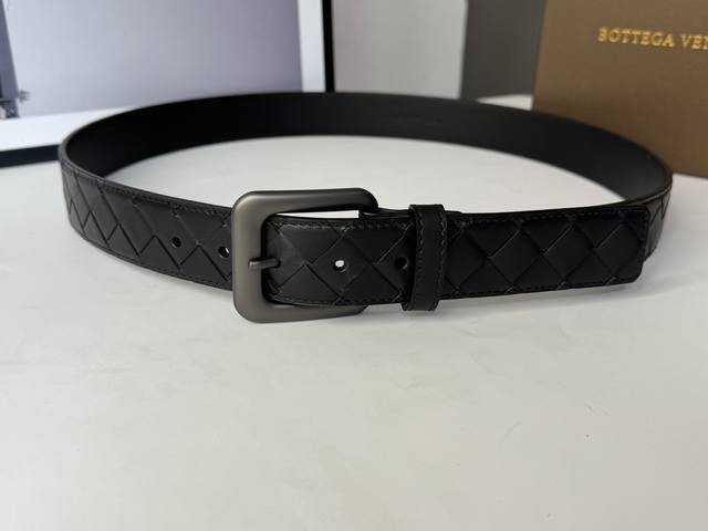 Bv Bottega Veneta, inspired by Italy's exceptional craftsmanship, uses impeccabl