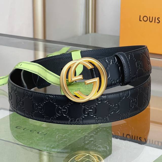 G Signature leather belt Interlocking double G buckle belt, made of Gucci Signat