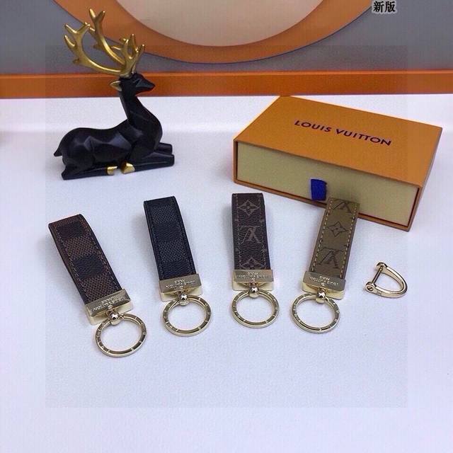 Original packaging with pictures Louis Vuitton keychain M65221. This classic Mo