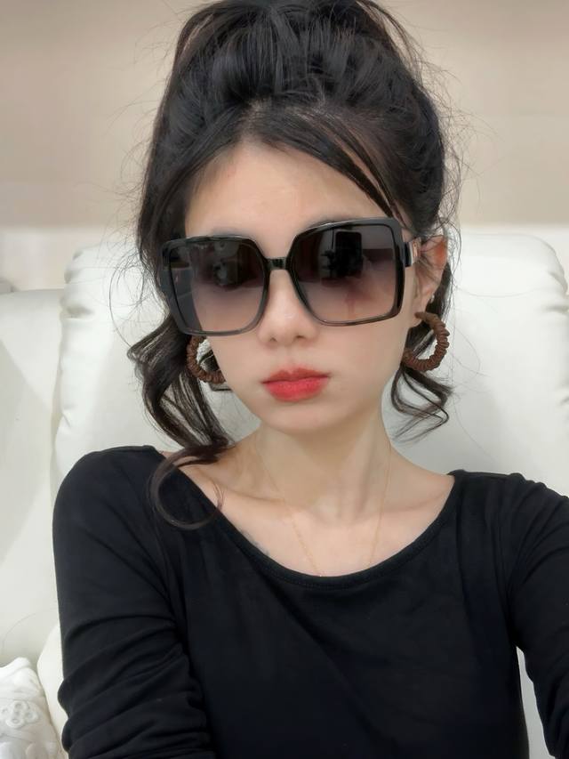 Dior's new square-frame sunglasses for spring 2025 are trending on influencers.